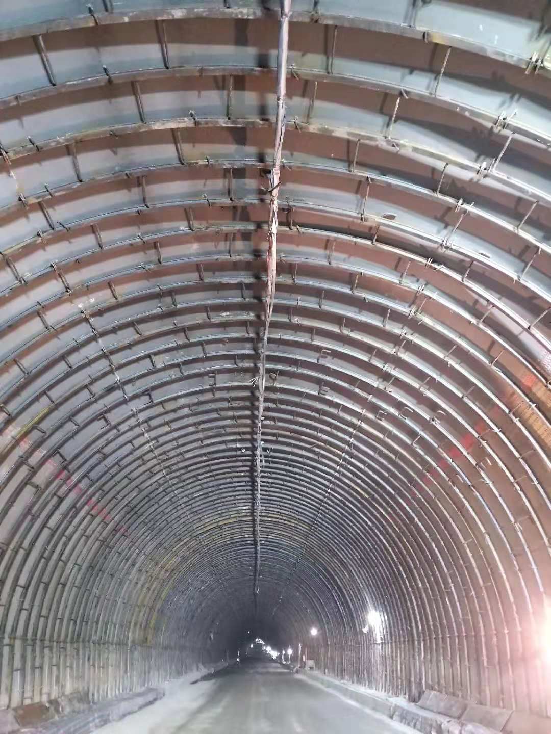 甘肅折達公路張家塬隧道二襯加固輕軌套拱施工效果圖